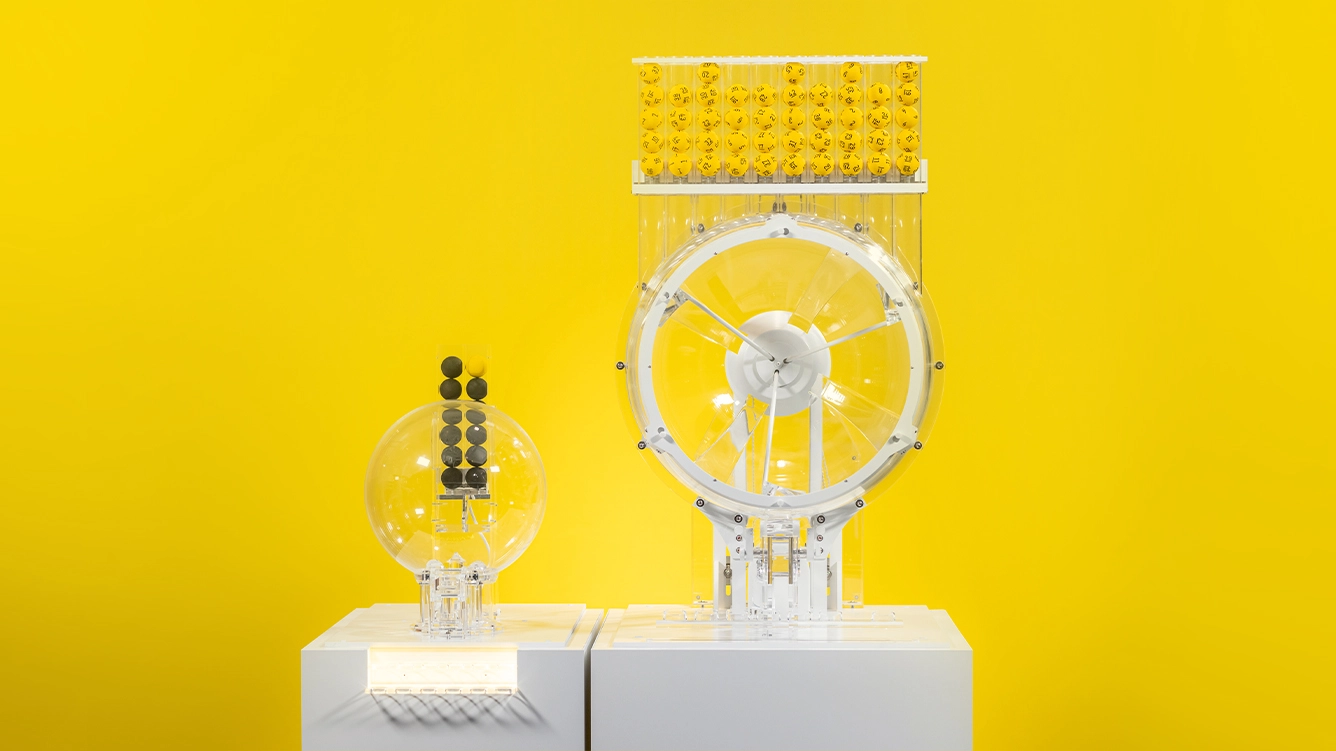 Lotto Jackpotmachine met ballen in een gele achtergrond.
